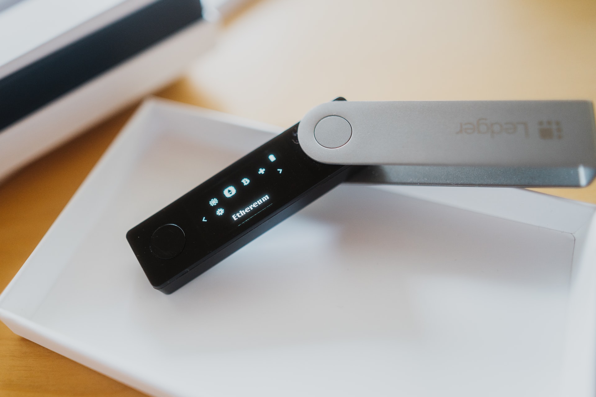 完全解説】ハードウェアウォレットLedger Nano の初期設定のやり方 | NFT NEWS Japan